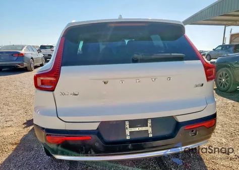 2025 Volvo Xc40 Plus z USA, uszkodzony, nr VIN YV4L12UE8S2595275